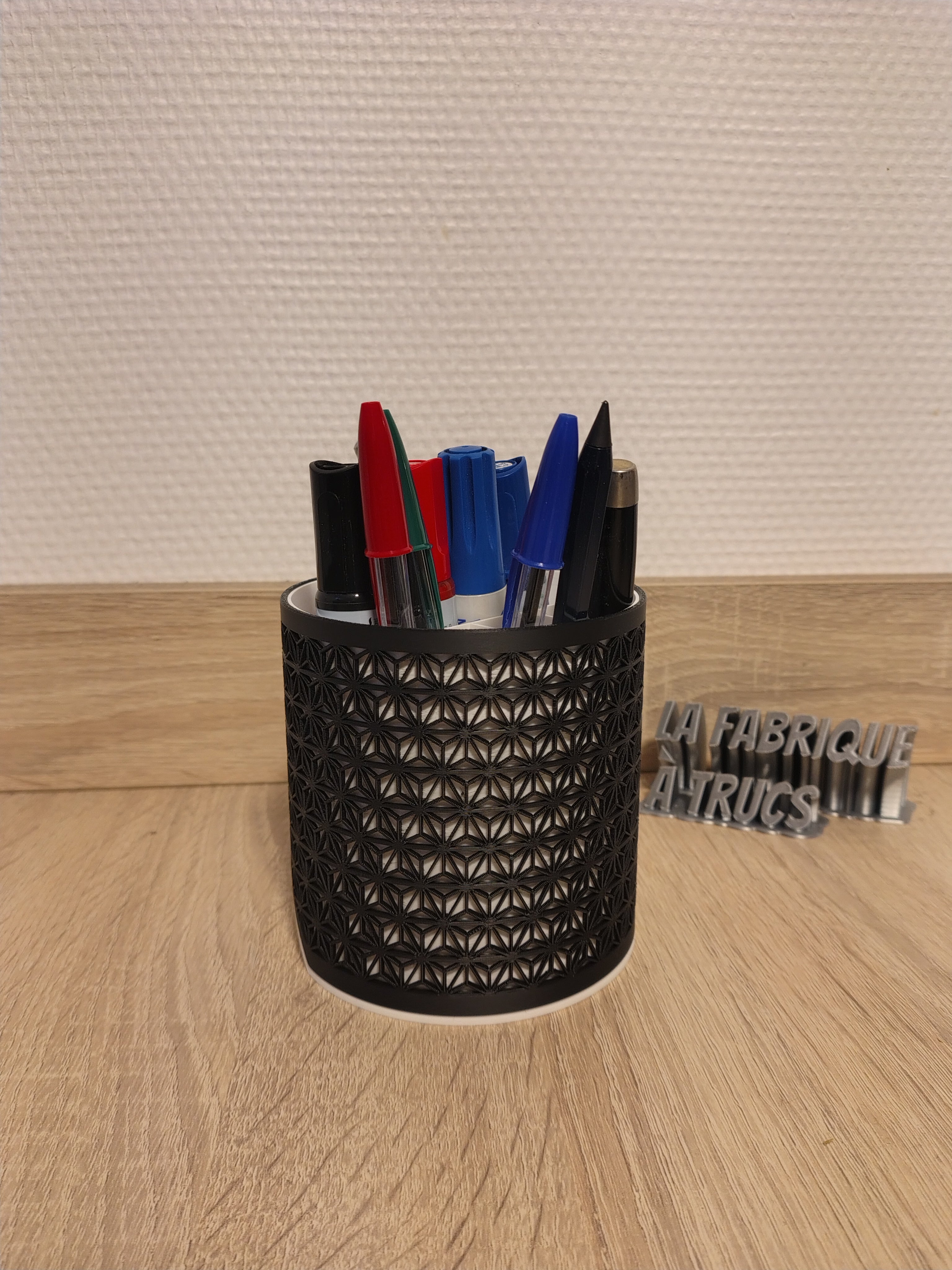 Pot à crayons, L'Organisateur de Bureau "Lattice" : Design & Contraste 🖋️🕸️