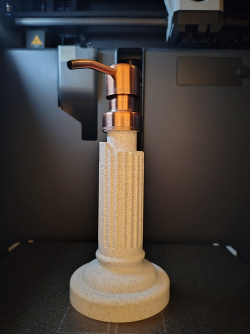 Distributeur de savon liquide en forme de colonne antique romaine en ruine, imprimé en 3D.