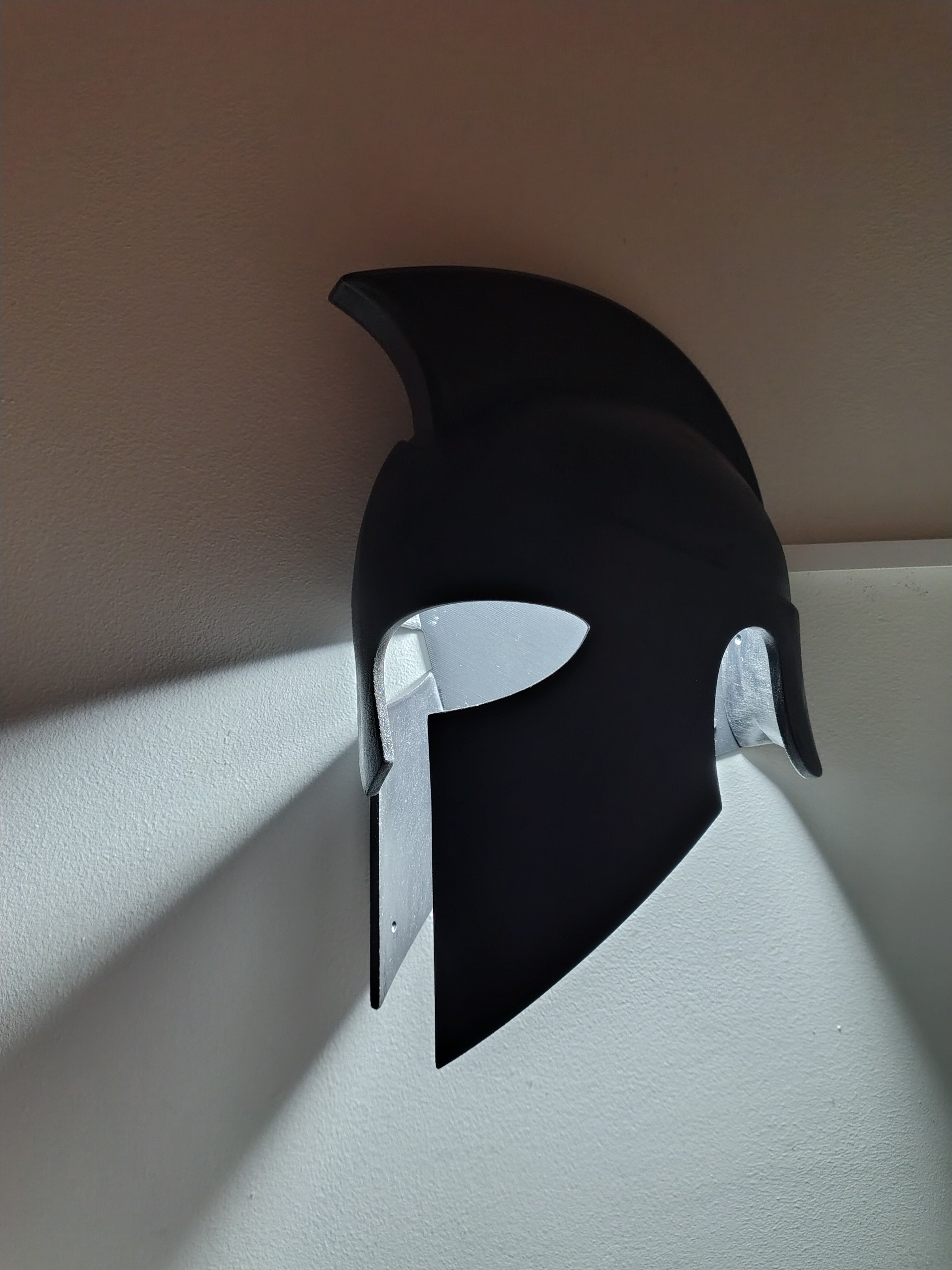 Lampe et applique murale casque spartiate en impression 3D noir mat, version de table et murale.