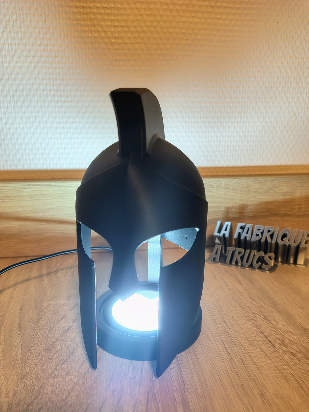 Lampe et applique murale casque spartiate en impression 3D noir mat, version de table et murale.