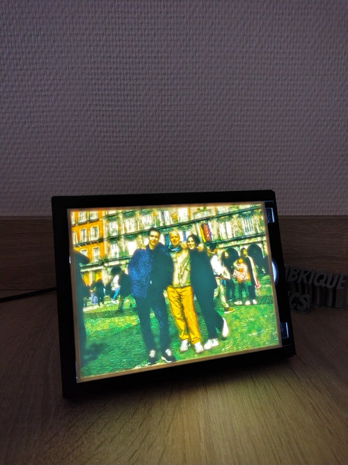 Lampe lithophanie 3D lumineuse personnalisée avec 4 photos en relief, disponible en version couleur ou effet contraste noir et blanc.