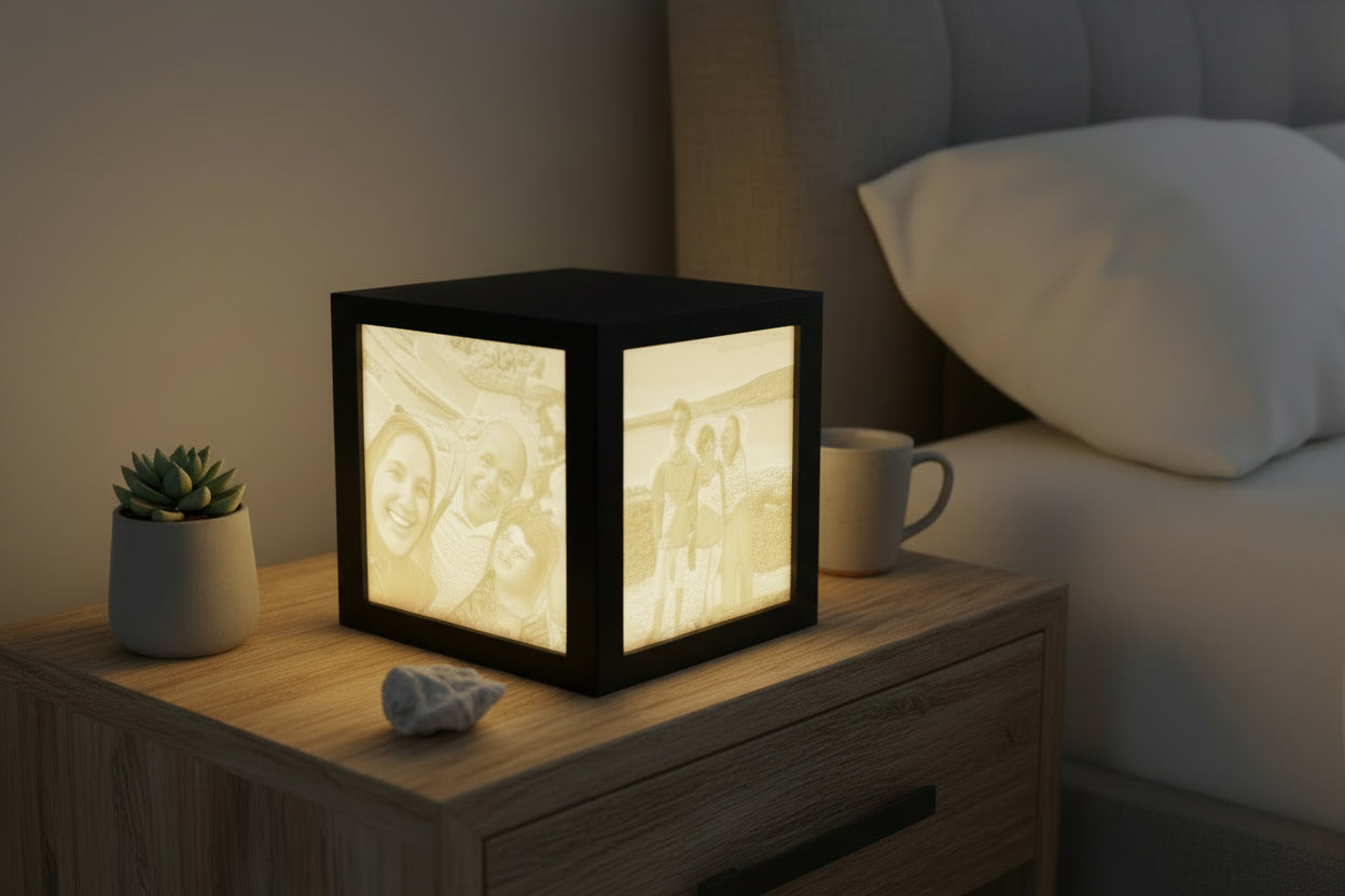 Lampe lithophanie 3D lumineuse personnalisée avec 4 photos souvenirs en relief blanc.