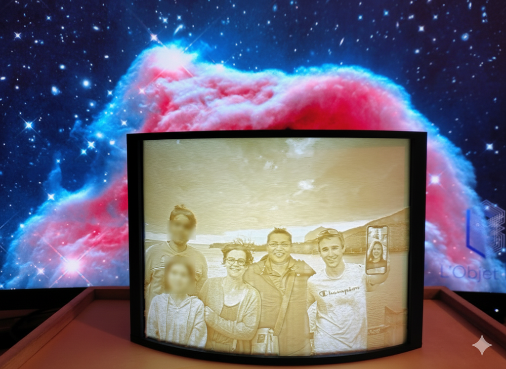 Lampe lithophanie panoramique en impression 3D avec motif de paysage minimaliste illuminé.