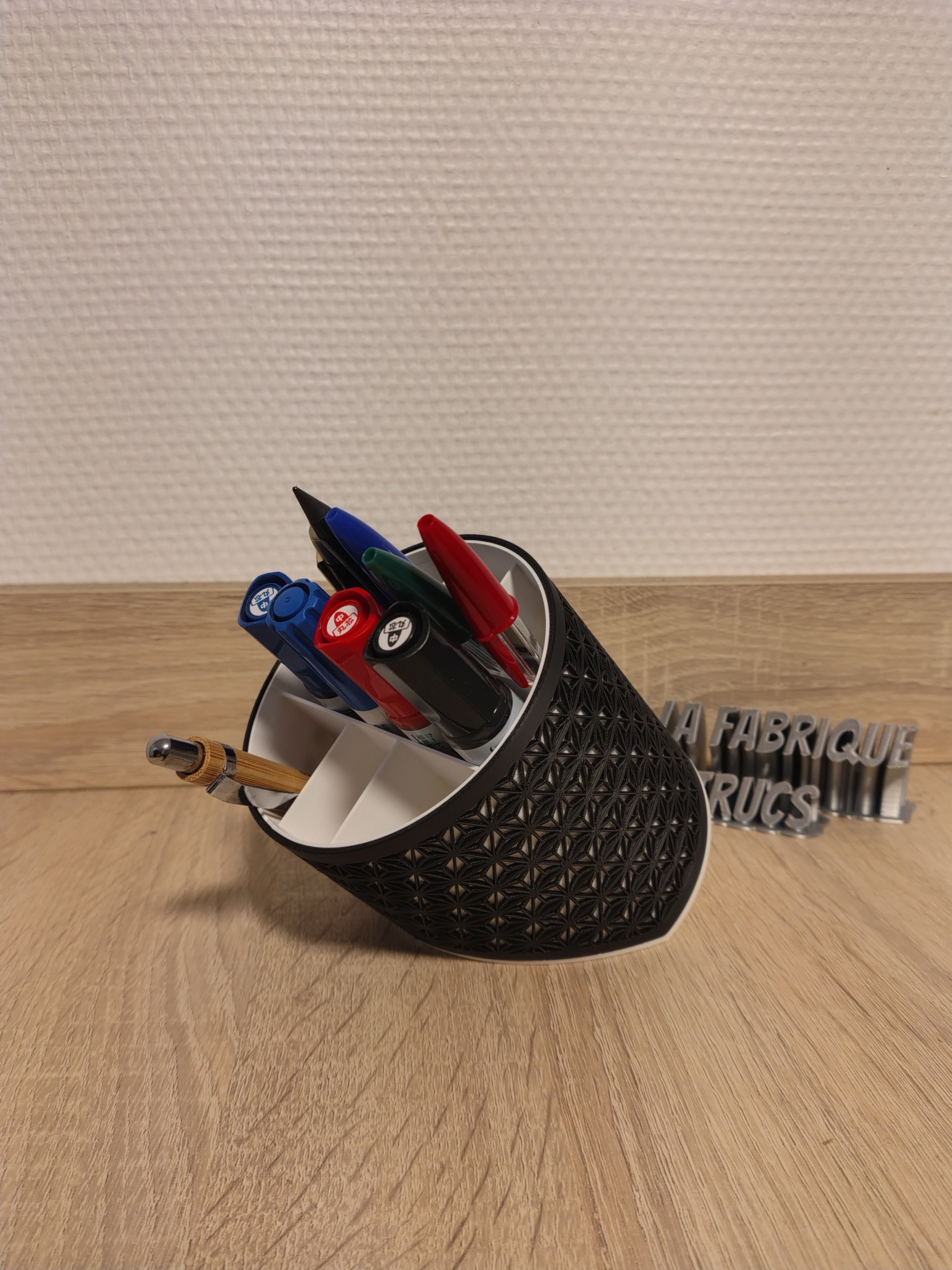 Organisateur de bureau personnalisé La Fabrique à Trucs imprimé en 3D noir mat avec porte-crayons.