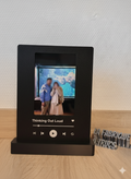 Cadre photo musical personnalisé imprimé en 3D avec code Spotify lisible et titre de chanson sur mesure.