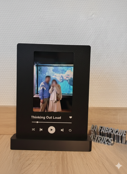 Cadre photo musical personnalisé imprimé en 3D avec code Spotify lisible et titre de chanson sur mesure.