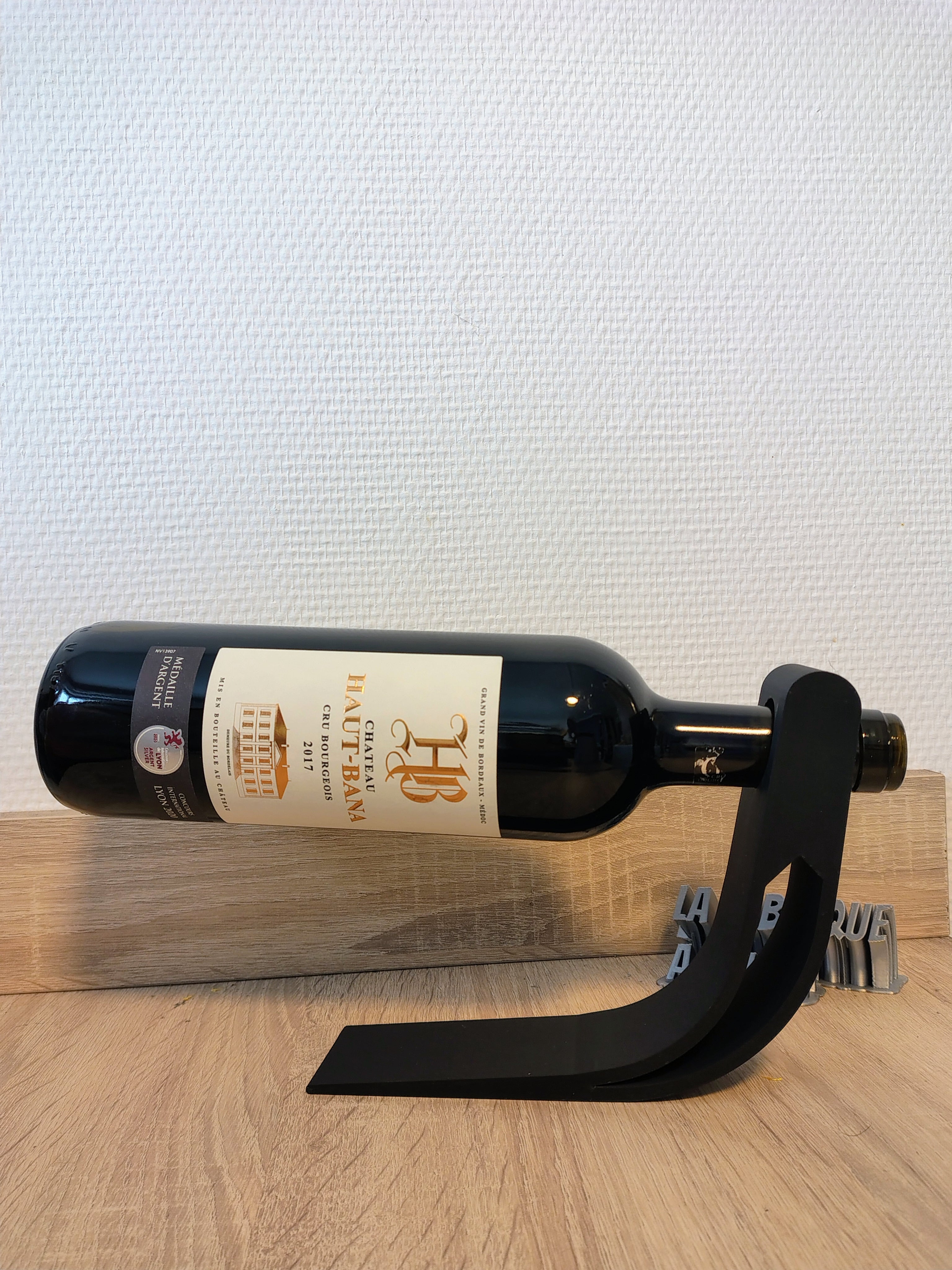 Porte-bouteille magique en équilibre classique, design épuré imprimé en 3D noir mat.