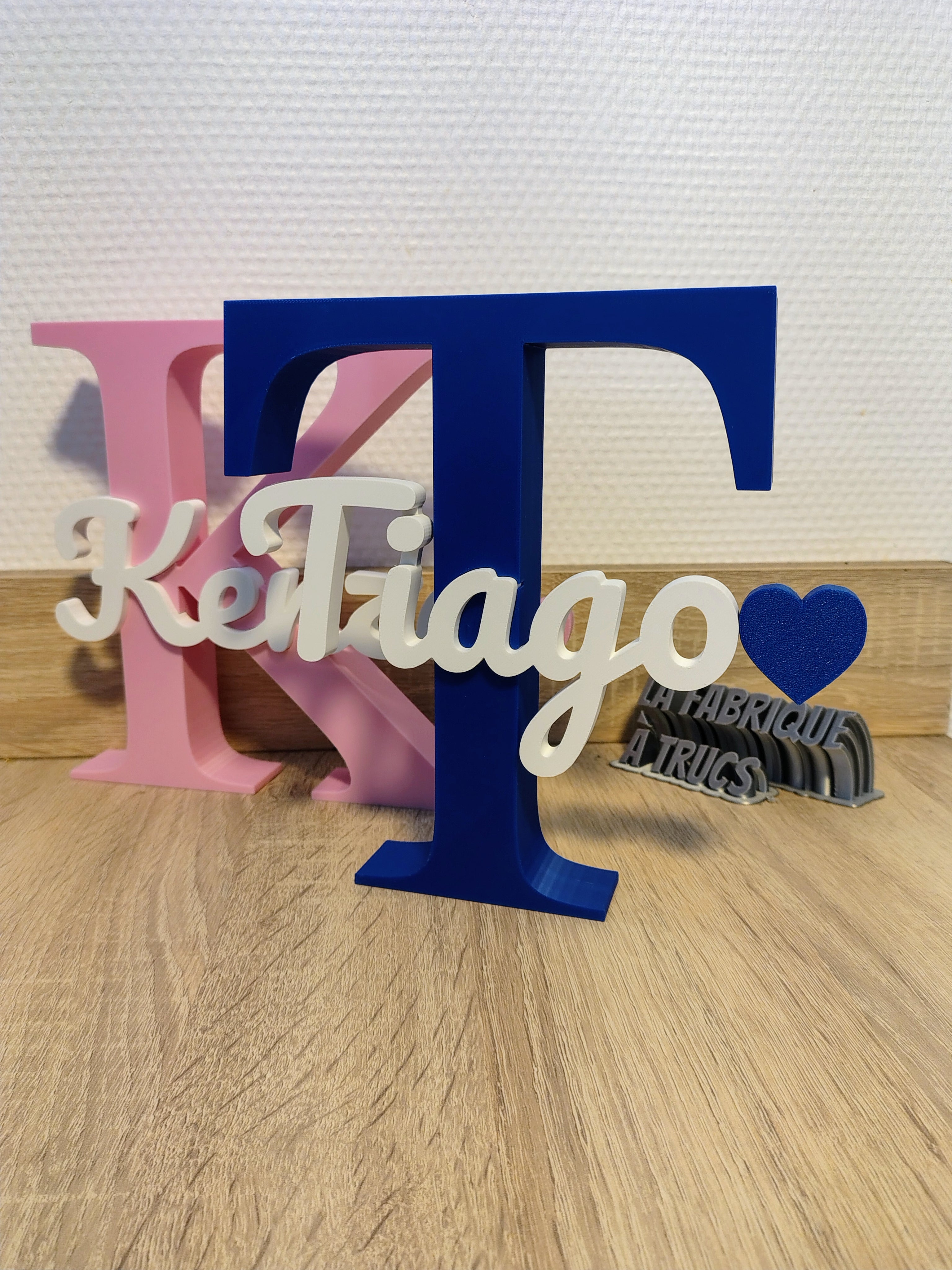 Prénom en lettres 3D personnalisé posé sur son initiale, décoration idéale pour un cadeau de naissance.