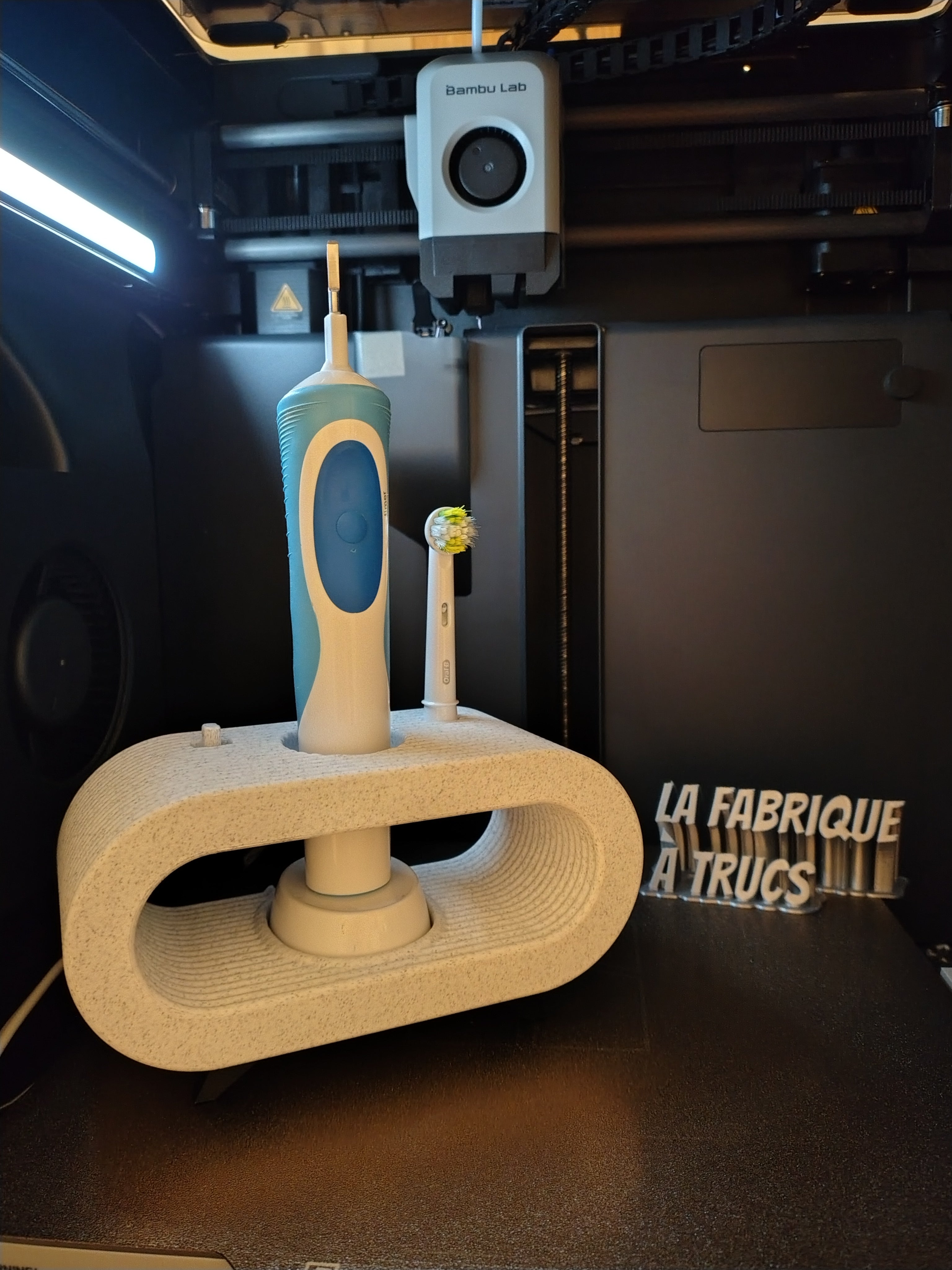 Support de salle de bain 3D noir mat pour brosse à dents électrique Oral-B et deux brossettes de rechange.